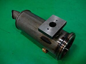 製缶加工品 建機・燃料タンクフィルター 機械加工部品とパイプの溶接。リーク検査（洩れ検査）まで実施