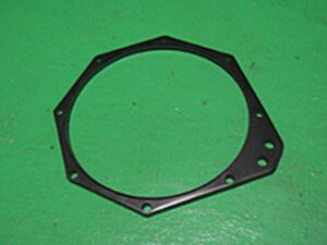 プレス加工品 トラック部品(排気系) 鉄(SS400)の板厚8mmの材料を成形。 平面度は0.2mm以内になっている。