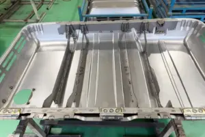 建機・アウター部品 油圧プレス ⇒ 3Dレーザー加工 ⇒ ロボット溶接 ⇒ 外板仕上げまで社内で一貫生産