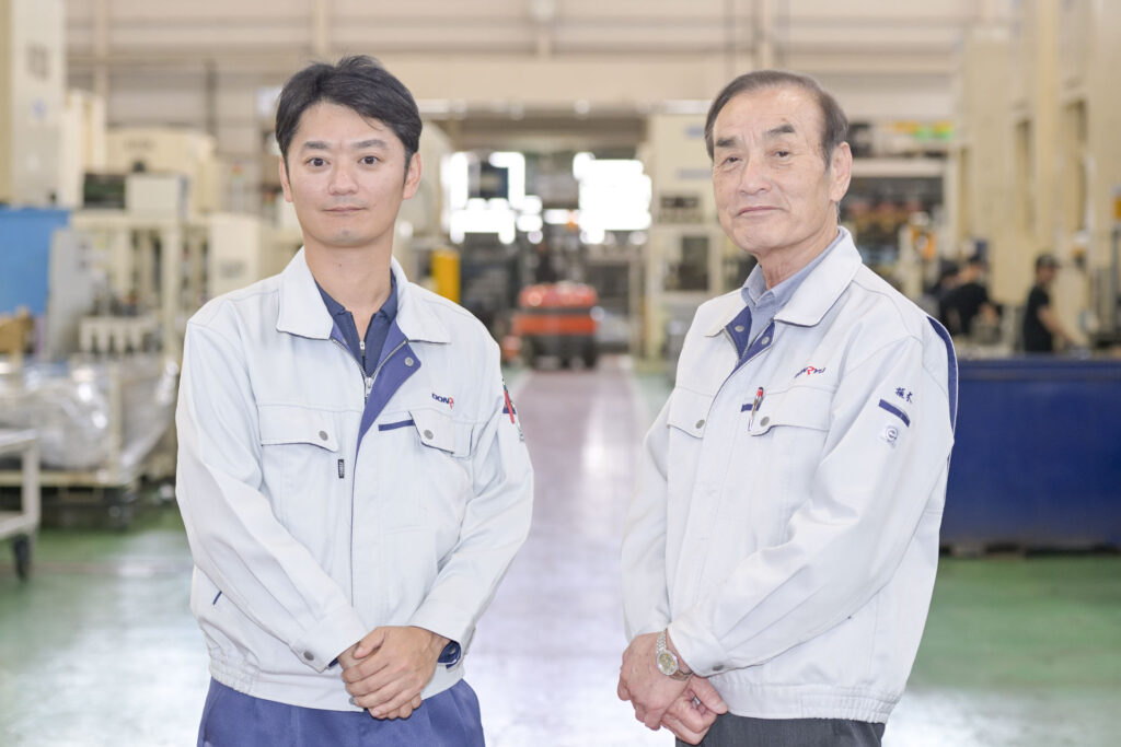 工場内で並び立つ常務と代表取締役